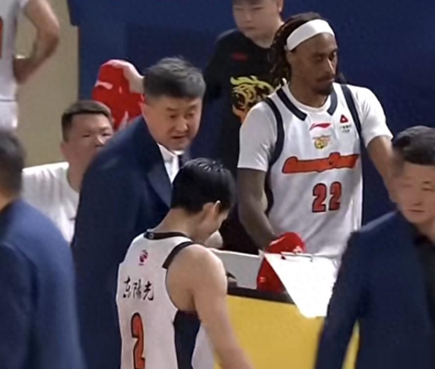 乐鱼体育官方网站-不是张皓嘉！不是杜润旺！杜锋训斥2人10中0，奎因失误徐杰挨批